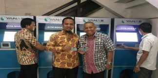 Wakil Gubernur Sulsel Andi Sudirman tinjau ATM Beras Pemprov Sulsel. (BERITA.NEWS/Andi Khaerul).