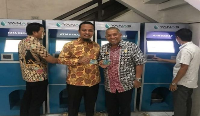 					Wakil Gubernur Sulsel Andi Sudirman tinjau ATM Beras Pemprov Sulsel. (BERITA.NEWS/Andi Khaerul). 