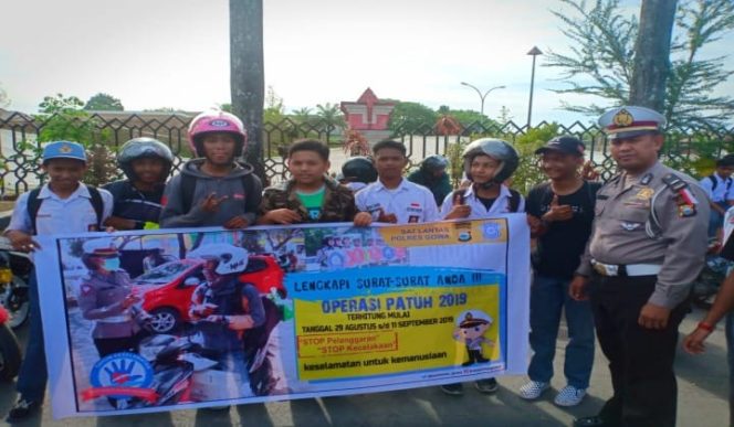 					Kanit Dikyasa Satlantas Polres Gowa Ipda H Misbar, sosialisasikan Operasi Patuh 2019 kepada para pelajar di Gowa. (BERITA.NEWS/ACP). 