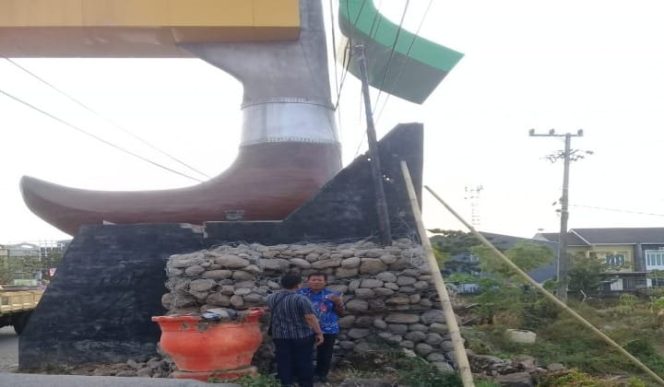 					Kadis PUPR Kabupaten Gowa, Mundoap saat memantau pengerjaan pemasangan kawat bronjong. (BERITA.NEWS/ACP). 