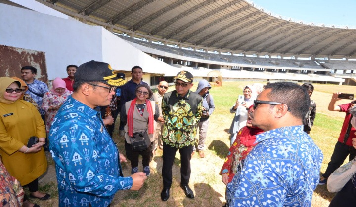 Gubernur Sulsel Nurdin Abdullah saat tinjau Stadion Mattoanging. (BERITA.NEWS/Andi Khaerul).