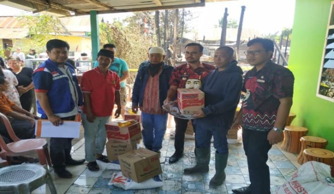 					Penyerahan sejumlah bantuan kepada korban kebakaran di Kelurahan Benteng Somba Opu, Kecamatan Barombong, Gowa. (BERITA.NEWS/ACP). 