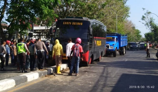 					Truk Korps Brimob Tabrak Pengendara Bermotor hingga naik ke Separator jalan. (BERITA.NEWS/Abdul Kadir). 