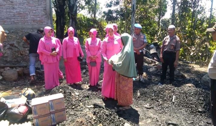 Ketua Bhayangkari Bersama Jajaranya Menyerahkan Bantuan BerupaSembako Dan Pakaian Kepada Korban Kebakaran. (BERITA.NEWS/IL).