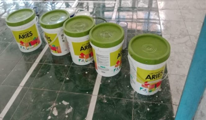 					Cat merek Aries yang digunakan pengelola rehabilitasi gedung SPNF SKB Takalar. (BERITA.NEWS/Hasrullah). 