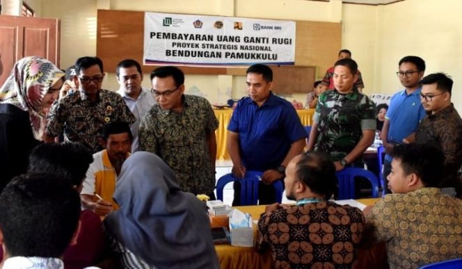 					Wakil Bupati Takalar H Achmad Se're (Baju Biru) Bersama Panitia Pembebasan Lahan. (BERITA.NEWS/Hasrullah). 