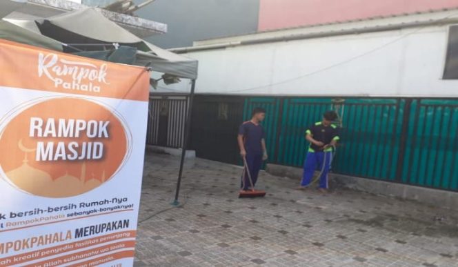 					Komunitas Rampok Pahala saat menggelar bersih-bersih di Masjid Ridha Allah. (BERITA.NEWS/Ratih Sardianti Rosi). 