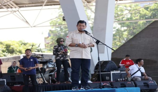 					Pj Wali Kota Makassar Iqbal Suhaeb saat membuka lomba kreasi baris berbaris di Tribun lapangan Karebosi Makassar. (BERITA.NEWS/Ratih Sardianti Rosi). 