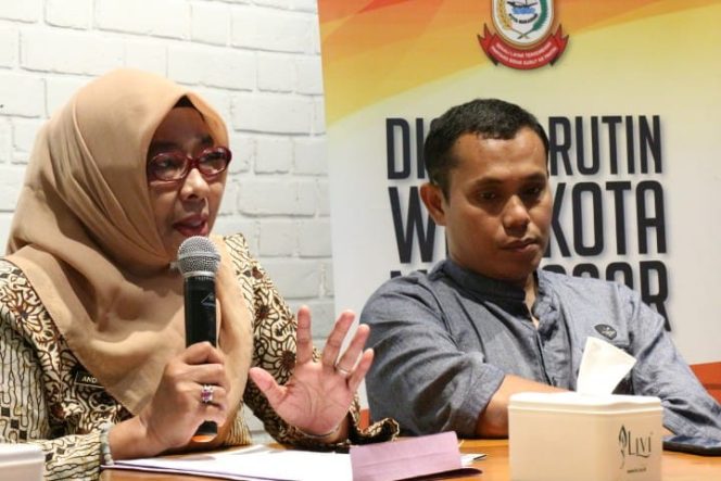 					Kepala Bidang Peternakan DP2 Kota Makassar, Andi Herliyani (kiri) dan Dirut Operasional RPH Kota Makassar Ahmad Susanto (kanan) saat menjadi narasumber pada dialog rutin Wali Kota di Cafe Iconik, Kamis (8/8/2019).(BERITA.NEWS/Ratih Sardianti Rosi). 