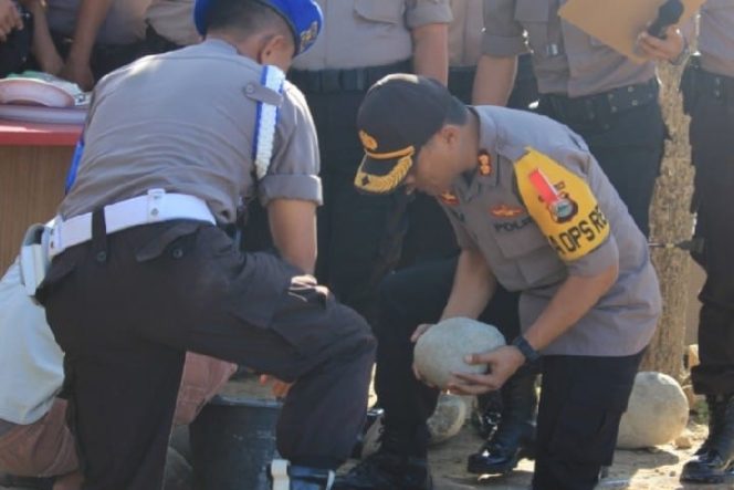 					Kapolres Bulukumba Didaulat Meletakkan Batu Pertama Pembangunan Gedung Propam