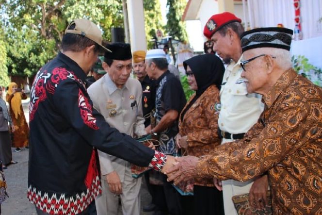 					Peringati HVN, Bupati Bulukumba Bagi Bingkisan kepada Veteran dan Unsur Korban 40 Ribu Jiwa