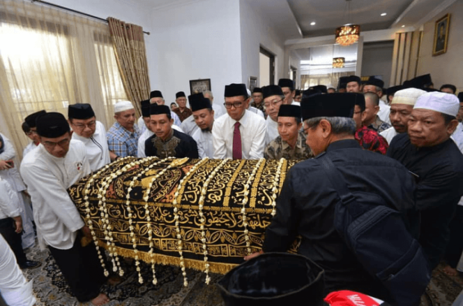 					Gubernur Sulsel Nurdin Abdullah dan Wagub Sulsel Andi Sudirman Sulaiman shalati Jenazah Mantan Bupati Gowa. (BERITA.NEWS/Andi Khaerul). 