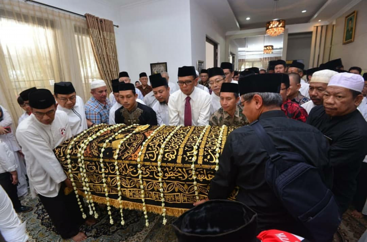 Gubernur Sulsel Nurdin Abdullah dan Wagub Sulsel Andi Sudirman Sulaiman shalati Jenazah Mantan Bupati Gowa. (BERITA.NEWS/Andi Khaerul).