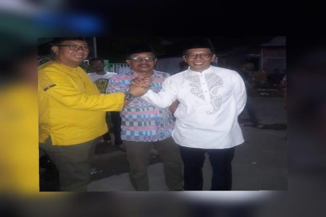 					Ketua Golkar Bulukumba Andi Hamzah Pangki (kiri), Ketua PAN Bulukumba Andi Zulkarnain Pangki (tengah) dan Ketua NasDrm Bulukumba Tomy Satria Yulianto (kanan) pamer kemesraan. Mereka nampak salam komando saat menghadiri acara tausiah, Sabtu (21/9/2019).