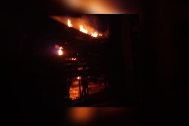 					Sijago merah melalap rumah milik andi jamaluddin di Kelurahan Ballasaraja, Kabupaten Bulukumba, Sulawesi Selatan.