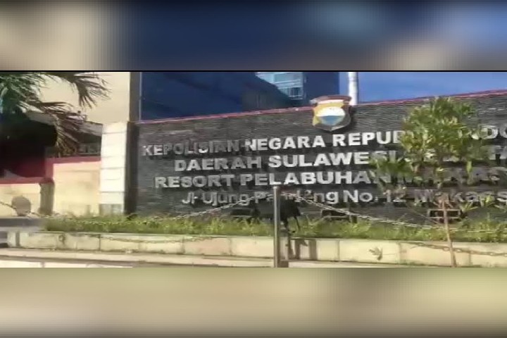 Kantor Polres Pelabuhan Makassar di Jalan Penghibur makassar.