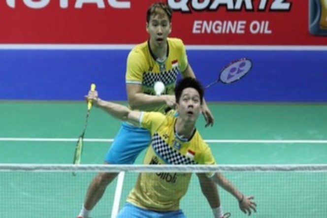 					Marcus Fernaldi Gideon/Kevin Sanjaya Sukamuljo melewati adangan rekan senegara di semifinal China Open 2019. Dok. Humas PBSI).