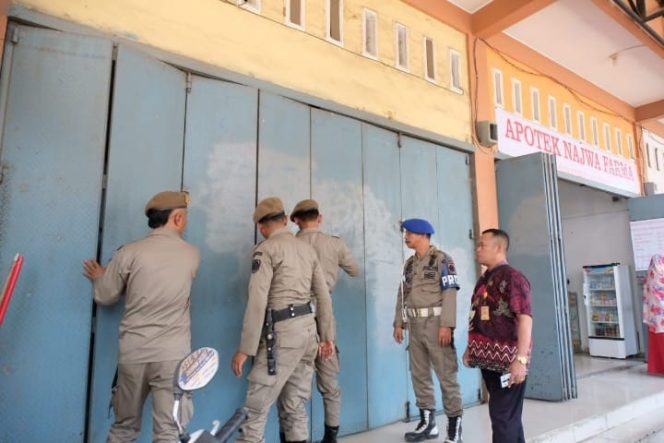 					Tak Bayar Pajak, Satpol PP Gowa Tutup Paksa Dua Restoran