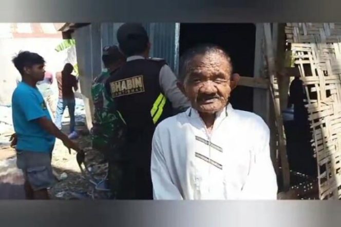 					Bhabinkamtibmas Kelurahan Balang, Bripka Hasruddin bersama Babibsa, Kopda Abidin memperbaiki rumah Saripuddin alias Papi.