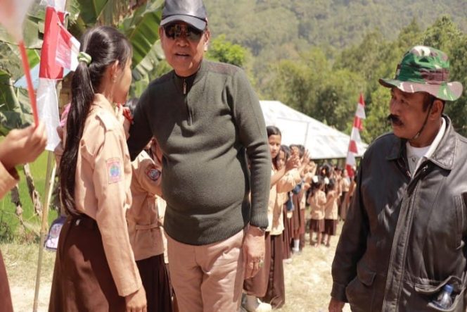 					Bupati Luwu Basmin Mattayang kembali melanjutkan agenda kunjungan kerja (kunker) di daerah terpencil, tepatnya di desa Ilan Batu Uru kecamatan Walenrang Barat kabupaten Luwu, Sabtu (14/9/2019).