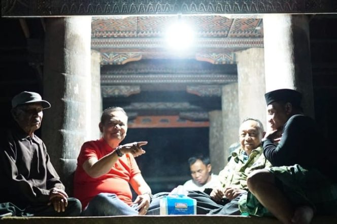 					Bupati Luwu, H Basmin Mattayang didampingi Wakil Bupati Luwu, Syukur Bijak, mengunjungi daerah perbatasan antara kabupaten Luwu dan Toraja Utara, yaitu lembang atau desa Sangkaropi kabupaten Toraja Utara, Sabtu malam (14/9/2019).