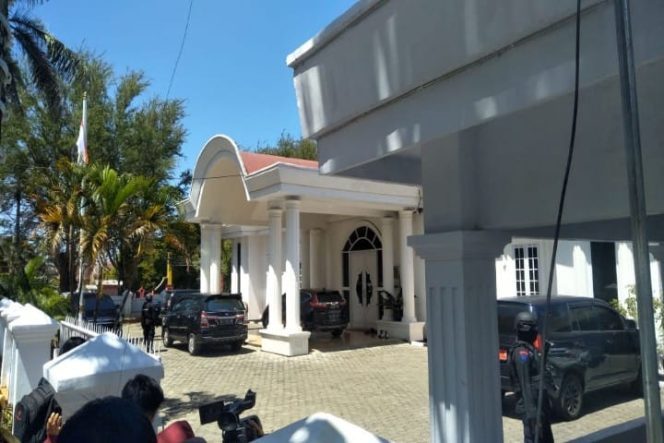 					Tipikor Polda Sulawesi Selatan menggeladah Rumah Jabatan Wakil Bupati Kabupaten Bone Ambo Dalle yang beralamat di Jl WR. Monginsidi Watampone. (BERITA.NEWS/Andi adi)