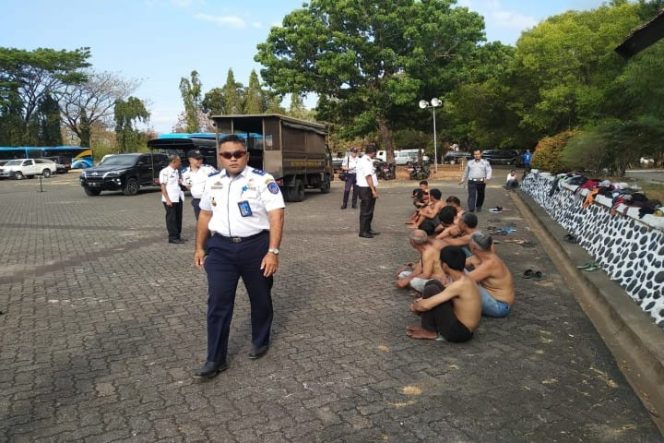 					Tim Gabungan tangkap razia Pak Ogah. (BERITA.NEWS/Andi Khaerul)