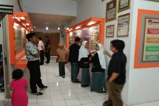 					Siswa SMKN 1 Bantaeng “Serbu” Kantor KPU