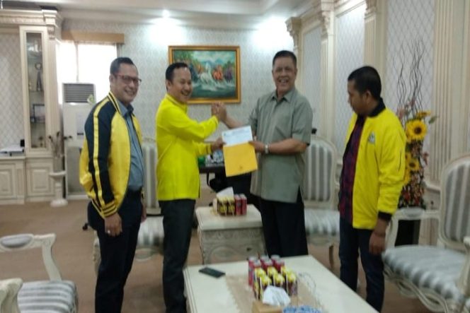 					Sekretaris DPD 1 Golkar Sulsel Abdillah Natsir serahkan nama Ketua DPRD Provinsi.