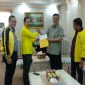 Sekretaris DPD 1 Golkar Sulsel Abdillah Natsir serahkan nama Ketua DPRD Provinsi.