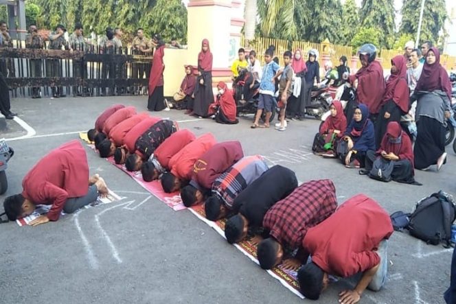 					Puluhan mahasiswa PC IMM Bulukumba gelar salat Ashar berjamaah di depan kantor Bupati Bulukumba, sulawesi Selatan, Jumat (20/9/2019).