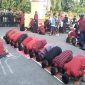 Puluhan mahasiswa PC IMM Bulukumba gelar salat Ashar berjamaah di depan kantor Bupati Bulukumba, sulawesi Selatan, Jumat (20/9/2019).