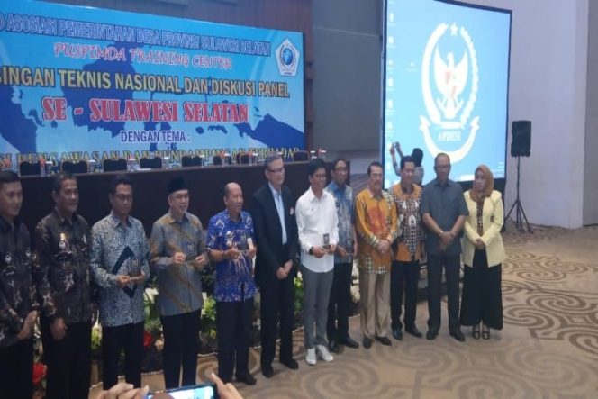 					Wabup Bulukumba menerima penghargaan berprestasi bidang Program Pengembangan Wisata Desa dari Asosiasi Pemerintah Desa.