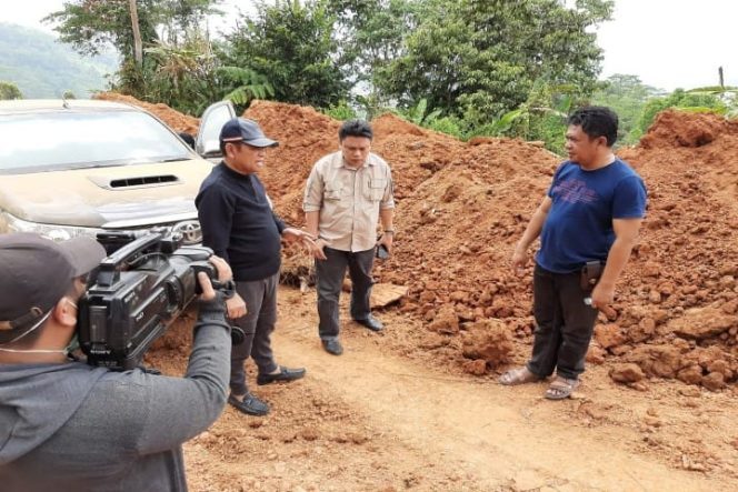 					Bupati Luwu, H Basmin Mattayang bersama Ketua DPRD Luwu, Rusli Sunali memanfaatkan waktu libur kerja dengan meninjau progres pengerjaan jalan poros Bua-Toraja Utara dibeberapa titik wilayah kabupaten Luwu, Sabtu (21/9/2019).