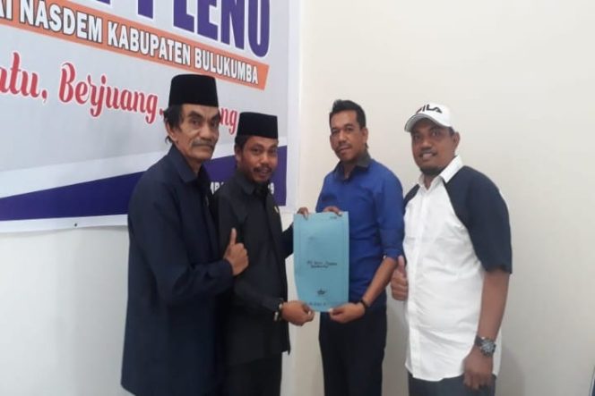 					H. Muh Tamrin (kedua dari kiri) saat mendaftar di Sekretariat NasDem Bulukumba pada Pilkada serentak 2020 mendatang.