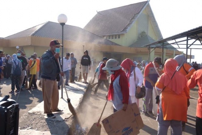 					Masyarakat bersama Pemkab Gowa bergotong royong bersih-bersih di sejumlah titik yang ada di Gowa dalam rangka World Cleanup Day.