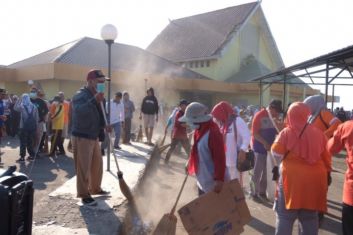 Masyarakat bersama Pemkab Gowa bergotong royong bersih-bersih di sejumlah titik yang ada di Gowa dalam rangka World Cleanup Day.