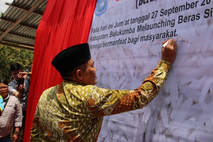 Bupati Bulukumba melauncing atau menandatangani beras sibaco di Sekretariat Gapoktan Samaenre Desa Lonrong Kecamatan Ujungloe.
