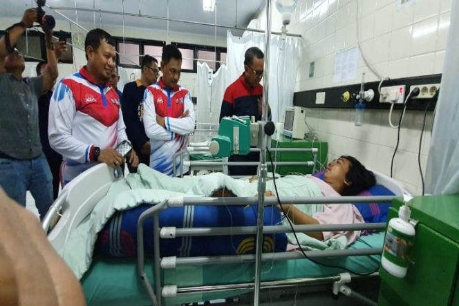 					Gubernur Nurdin Abdullah, Kapolda Sulsel Irjen Pol Mas Guntur Laupe dan PJ Walikota Makassar jenguk Dicky Wahyudi.