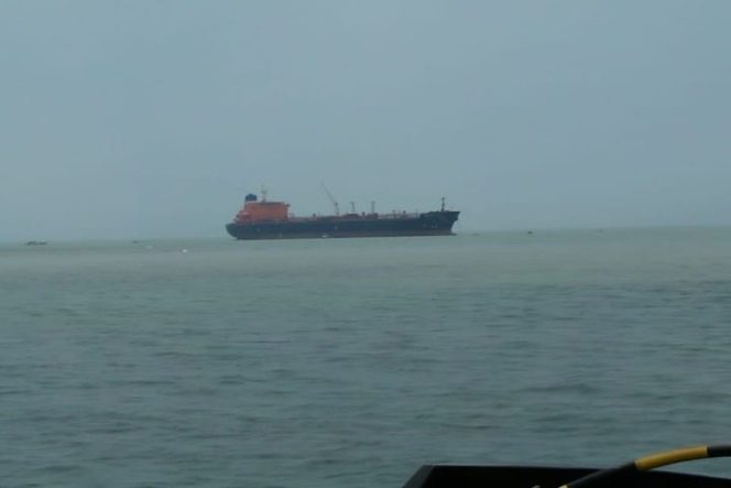 					Senin (30/9/2019), sebuah kapal tanker khusus memuat minyak mentah standby di perairan Pulau Bunyu, Kabupaten Bulungan, Provinsi Kalimantan Utara (Kaltara) milik PT Pertamina. (BERITA.NEWS).