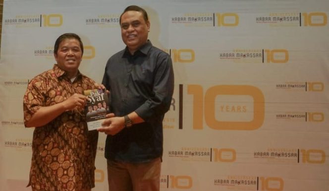 					Syamsuddin Alimsyah (Batik Coklat) menerima buku dari Jenderal Purn. Syafruddin, Menteri Pendayagunaan Aparatur Negara dan Reformasi (PANRB). (BERITA.NEWS/IL). 