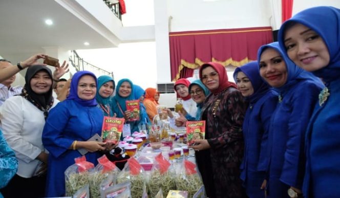 					TP PKK Kabupaten Gowa saat mengikuti Festival Pangan Lokal Beragam Bergizi Seimbang & Aman (B2SA) Tingkat Provinsi Sulawesi Selatan. (BERITA.NEWS/ACP). 