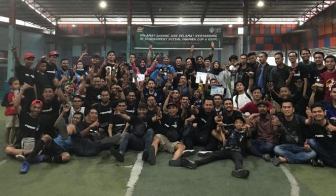 					Foto bersama KKFM usai turnamen Futsal Farmasi Cup V KKFM 2019 usai. (BERITA.NEWS/Abdul Kadir). 