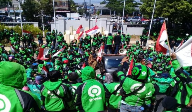 					Demonstrasi Aliansi Solidaritas Driver Ojol Makassar Tolak Permintaan Bos Taksi Big Blue. (BERITA.NEWS/KH). 