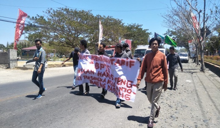 Puluhan aktifis yang tergabung dalam Gerakan Fraksi Revolusi Keadilan Unjukrasa Depan Kantor Bupati. (BERITA.NEWS/Muhammad Ilham).