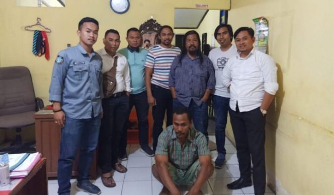 					Anggota Polisi di Jeneponto amankan diduga pelaku pengancaman. (BERITA.NEWS/Muhammad Ilham). 