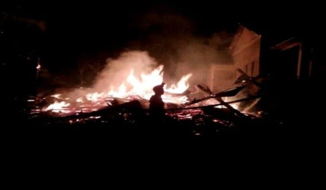 					Poto (facebook) Rumah Milik Hj. Halim Hangus Terbakar. (BERITA.NEWS/IL). 