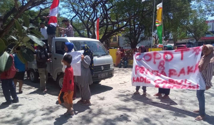 Ratusan Mayarakat melakukan Aksi unjuk rasa depan kantor bupati Jeneponto. (BERITA.NEWS/Muhammad Ilham)