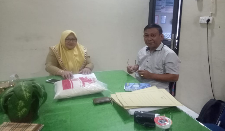 Kepala UPT Balai Pengawasan Mutu dan Keamanan Pangan Provinsi Sulawesi Selatan Hasnawaty Habibie didampingi Muktar Hakim saat melakukakan pengecekan Beras Sistem Barcode. (BERITA.NEWS/IL).