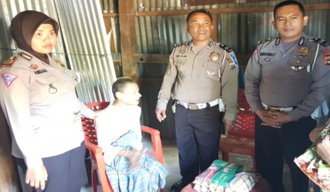 					Kasat Lantas Polres Takalar AKP Ambar Laksmi (kiri) bersama personelnya di rumah Daeng Mappa seorang Tuna Netra. (BERITA.NEWS/Abdul Kadir) 